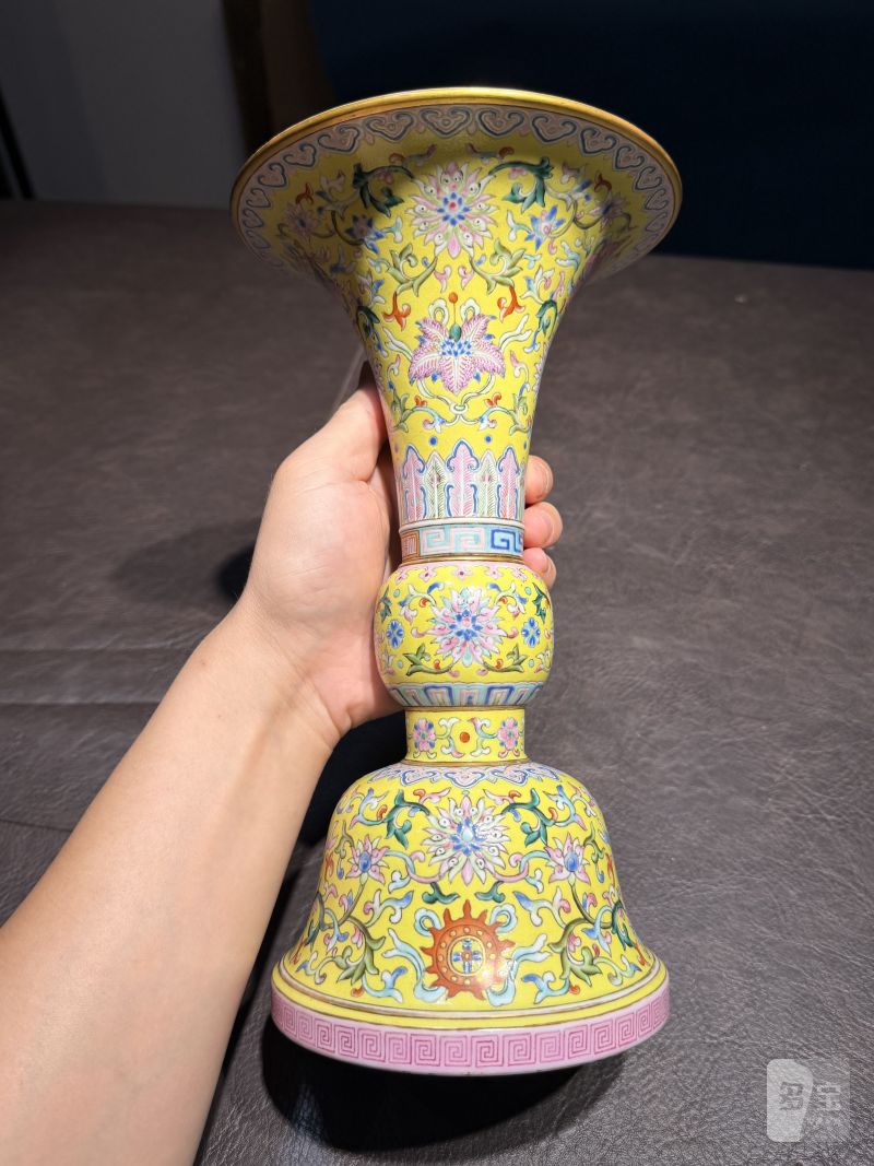 清乾隆 黄地洋彩缠枝莲托八宝纹花觚 - 图11